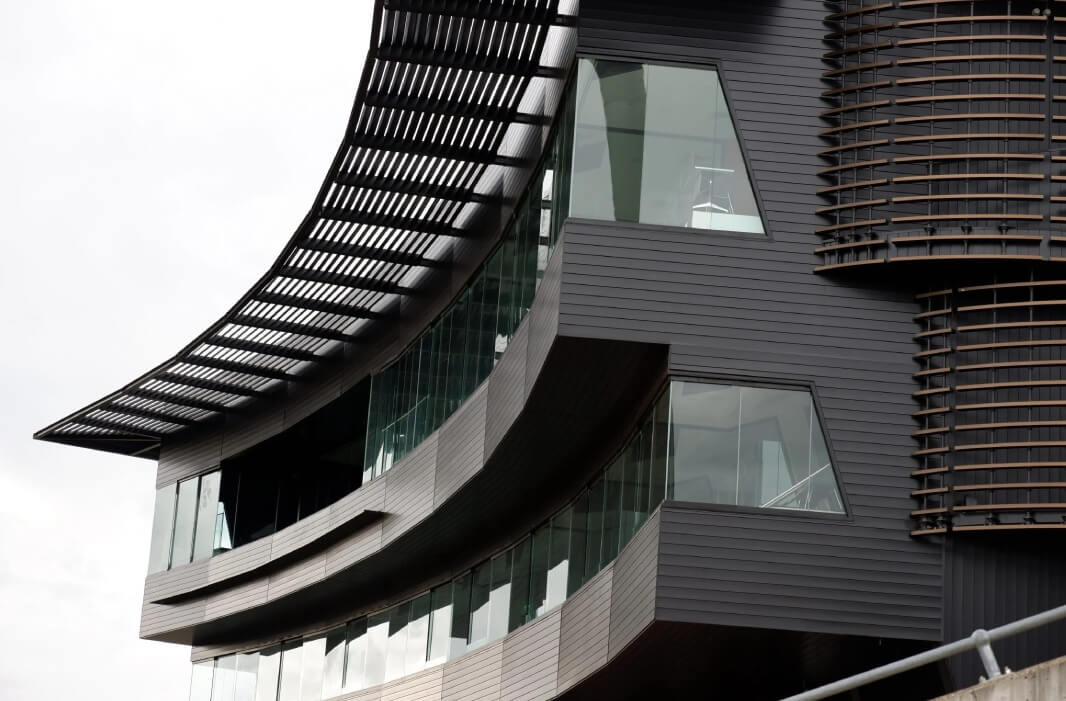 The Manuka Oval Media and Function Centre in ACT used Fairview's Stryüm in the Ebony powder coated Stryüm Shadow panels in profiles 160 and 300 to create an intricate and interesting design with multiple curves and patterns.