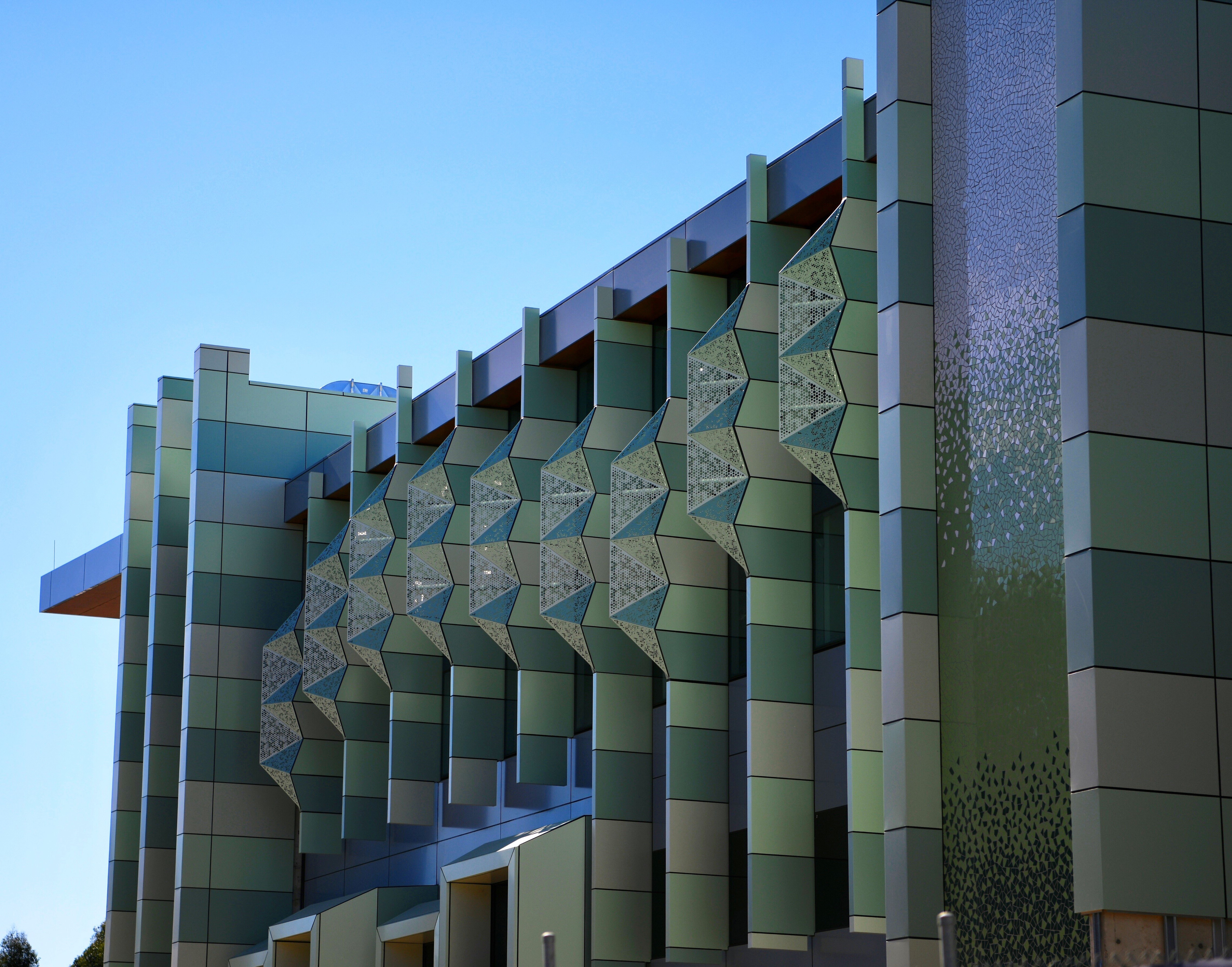 Aluminium facade cladding